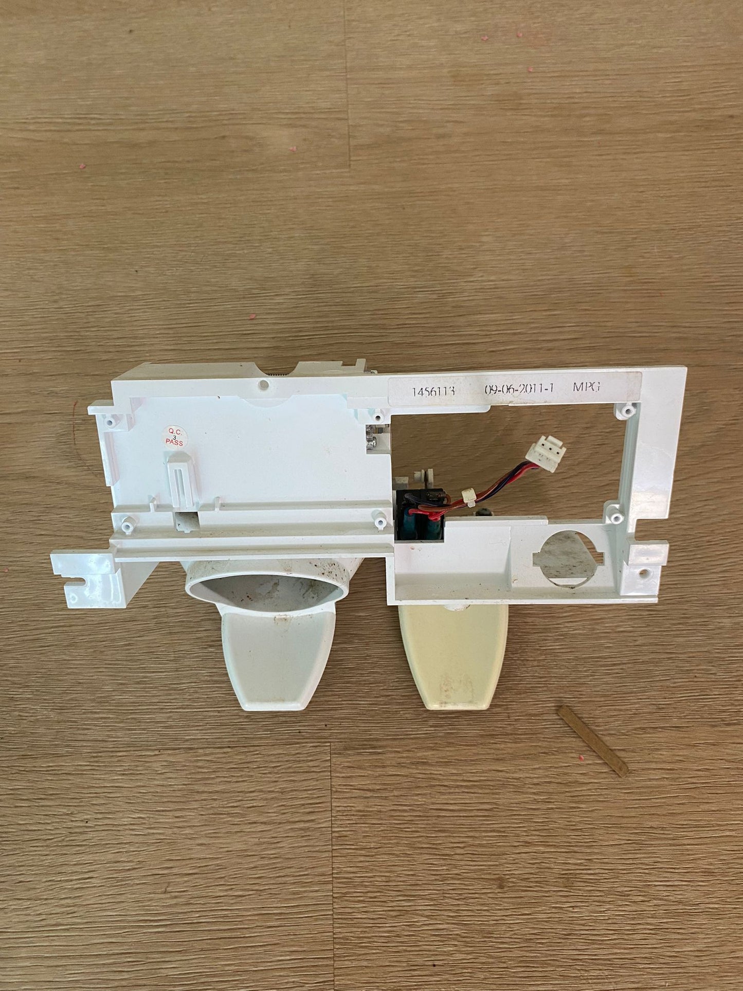 1456113 240558949 Westinghouse fridge freezer white I&W ice water dispenser paddle assembly WSE6070 WSE6970