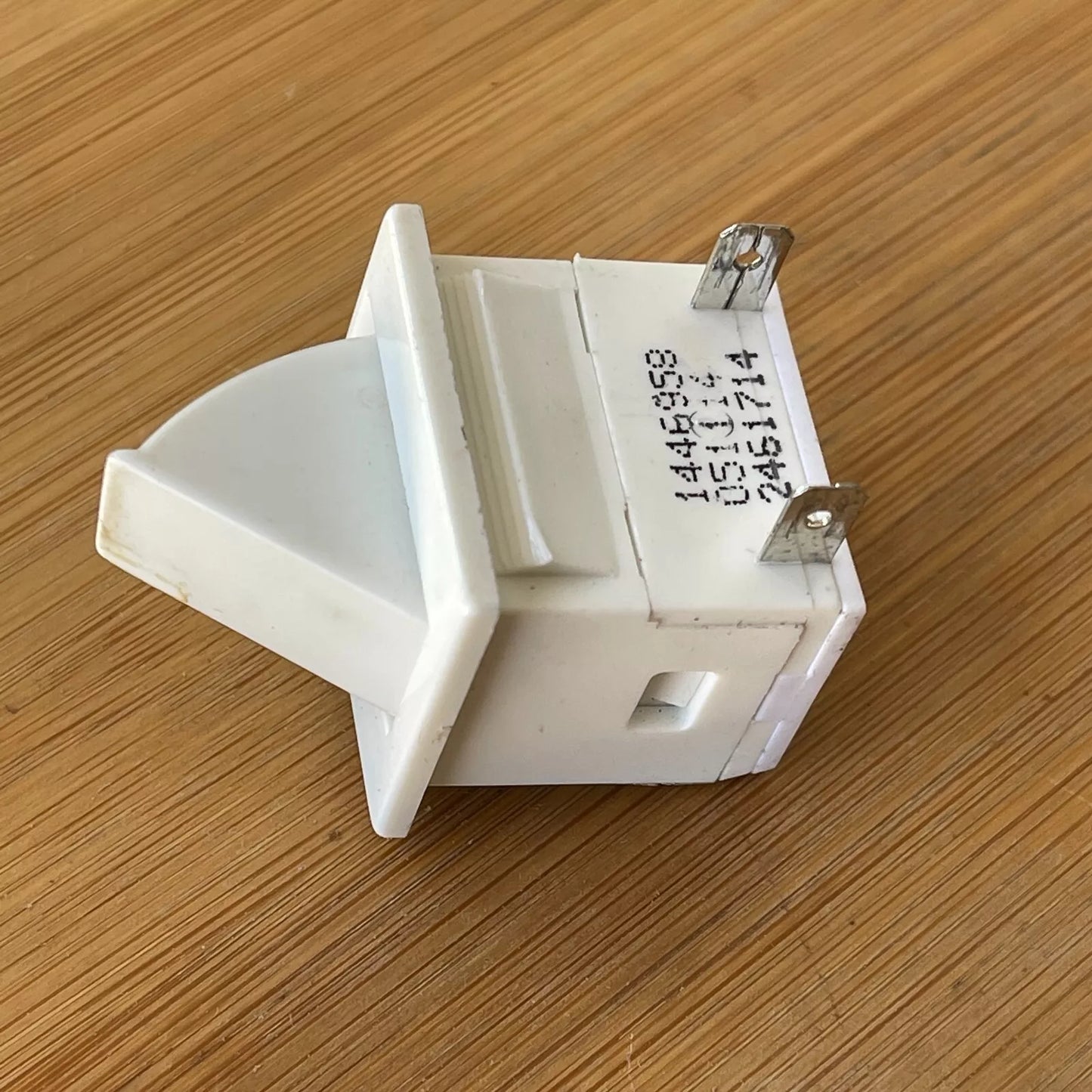 1437553 1446958 Westinghouse fridge freezer 2 PIN lamp light fan door switch WSE6070 WSE6100 WE6970 WSE7000